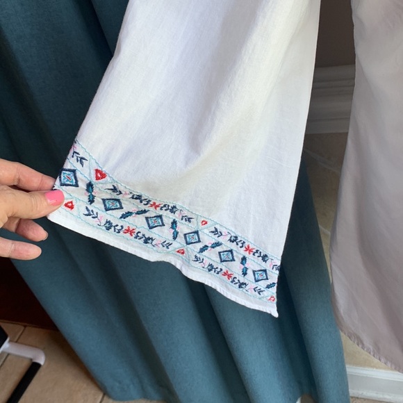 NWOT CHICO’S Cotton Embroidered Tunic Sz0 = 4-6  LOOKS BIGGER! - Picture 3 of 8